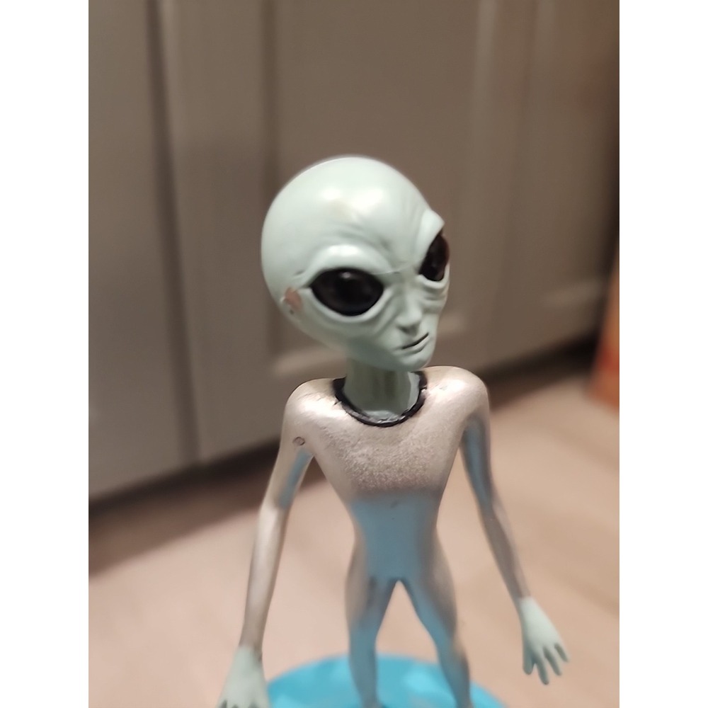 1996 SHADOWBOX GREY ALIEN FIGURE - 4" TALL - GREAT CONDITION - NO PACKAGING - Picture 2 of 6